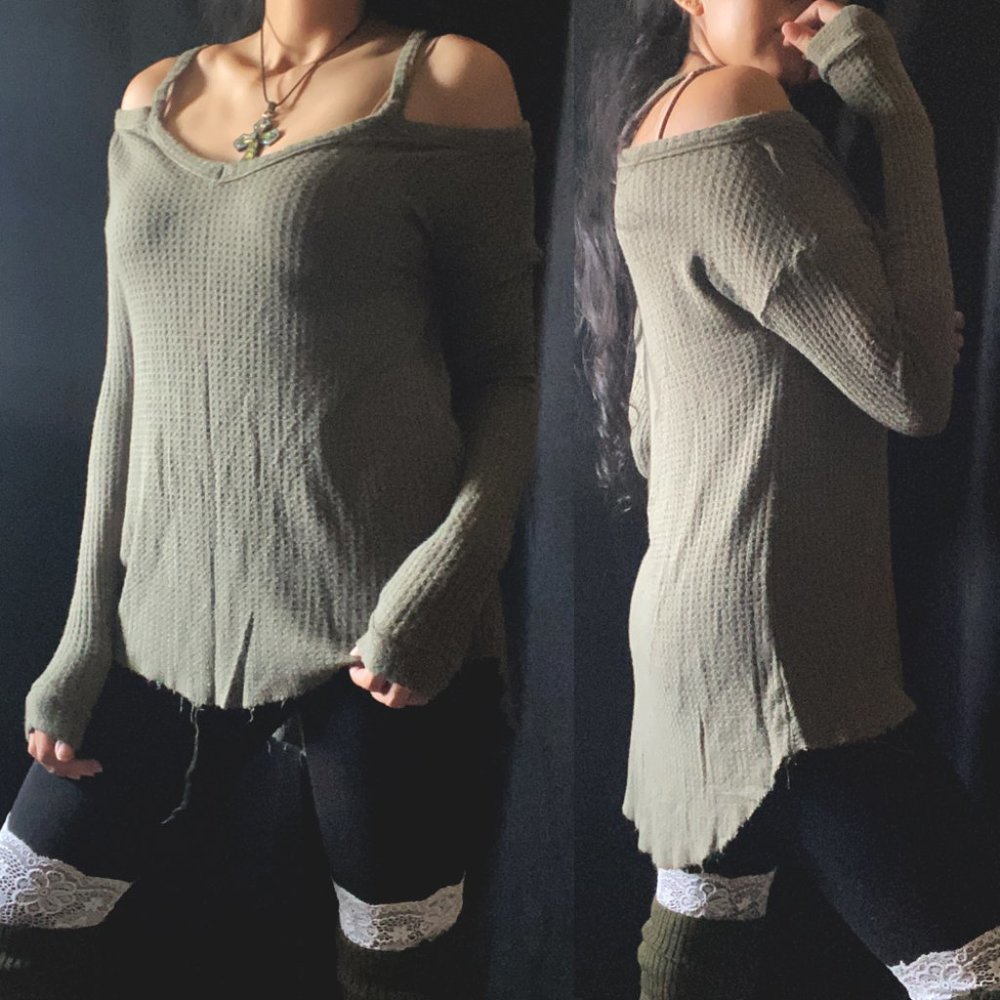 ⭐️ Streetwear Society Cold Shoulder Waffle Top